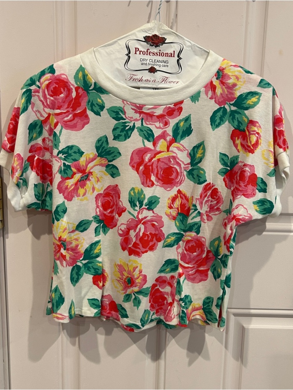 Floral Short-Sleeve Tee by - Cream with Pink Rose Print